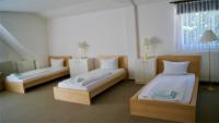 675apartment_mit_seeblick_schlafzimmer_3_betten